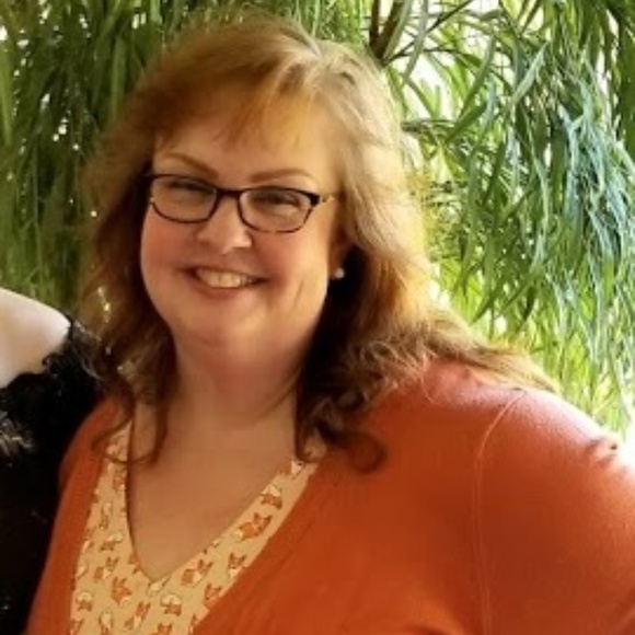 Meet Your Posher, Cynthia - Picture 2 of 5